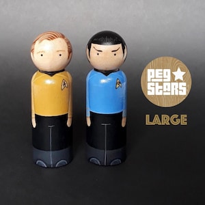 Poupées à chevilles en bois inspirées de Kirk et Spock peintes à la main : cadeau pour Trekkie Sci-Fi (9 cm)