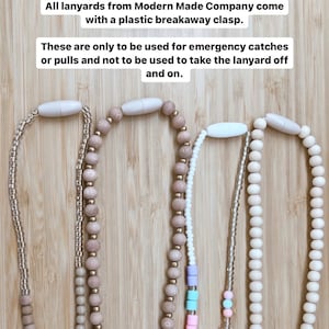 Pu&ograve; includere: Quattro diversi lacci con perline di legno. I lacci sono tutti della stessa lunghezza e hanno una chiusura a scatto in plastica. Le perline sono di colore marrone, bianco e pastello. Tutti i lacci di Modern Made Company sono dotati di una chiusura a scatto in plastica. Questi devono essere utilizzati solo per catture di emergenza o tiri e non per togliere o mettere il laccio.