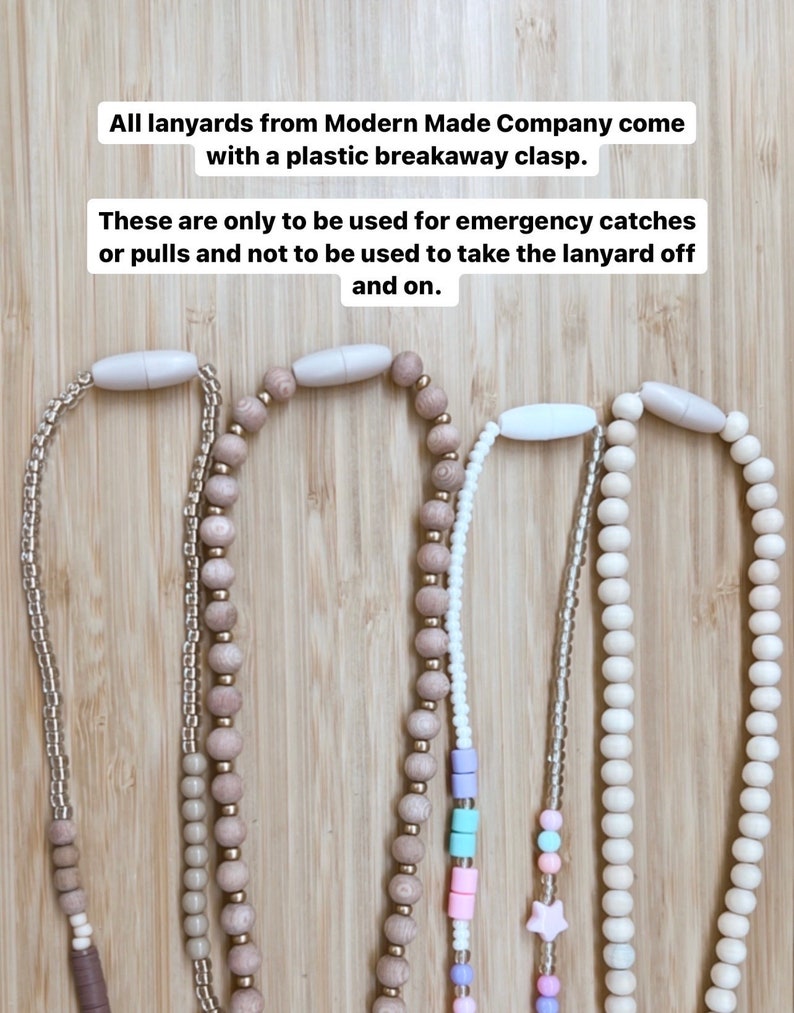 Pu&ograve; includere: Quattro diversi lacci con perline di legno. I lacci sono tutti della stessa lunghezza e hanno una chiusura a scatto in plastica. Le perline sono di colore marrone, bianco e pastello. Tutti i lacci di Modern Made Company sono dotati di una chiusura a scatto in plastica. Questi devono essere utilizzati solo per catture di emergenza o tiri e non per togliere o mettere il laccio.