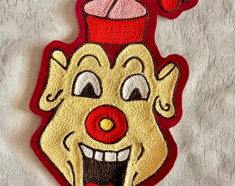Clownpatch met kettingsteekborduurwerk