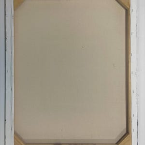Pu&ograve; includere: Retro di un'opera d'arte su tela tesa. La tela &egrave; di colore beige chiaro, tesa su un telaio di legno. Il telaio &egrave; visibile, con la tela avvolta attorno ai bordi e graffata al legno. I bordi del telaio sono dipinti di nero.