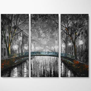 Pode incluir: Impressão em tela em tríptico retratando uma paisagem urbana noturna. A obra apresenta uma ponte sobre um canal, com edifícios e árvores ao longo da margem da água. A paleta de cores é principalmente em tons de cinza com toques de laranja e azul.