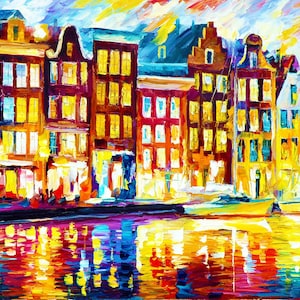 Pode incluir: Pintura impressionista de uma paisagem urbana europeia ao entardecer. Edifícios com janelas iluminadas margeiam um canal, refletindo cores vibrantes de amarelo, laranja e roxo. Barcos estão atracados na água, adicionando ao charme da cena.