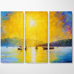 Puede incluir: Tr&iacute;ptico en lienzo de un paisaje marino con veleros. La obra presenta una vibrante paleta de colores amarillos y azules, que representa una puesta de sol sobre el agua. La pintura tiene un estilo impresionista texturizado.