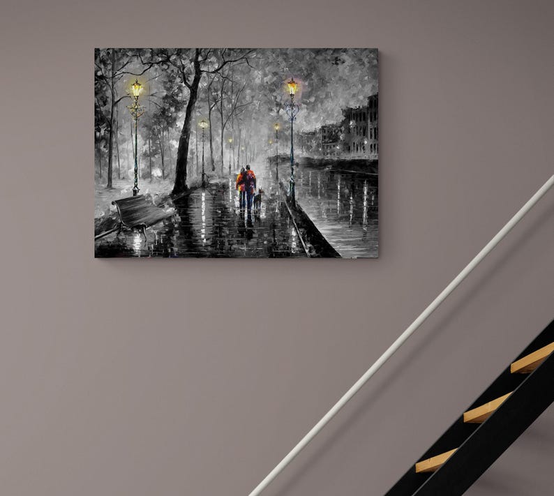 Puede incluir: Pintura al &oacute;leo en blanco y negro de una pareja paseando a un perro por un camino mojado e iluminado por l&aacute;mparas. La obra de arte representa una escena rom&aacute;ntica con un banco, &aacute;rboles y edificios al fondo. La pintura tiene una paleta de colores en escala de grises con toques de naranja.