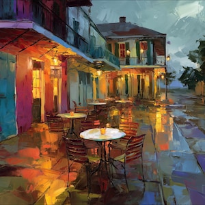 Puede incluir: Una pintura impresionista de una escena callejera nocturna. Edificios con balcones y ventanas iluminadas bordean la calle. Mesas y sillas están dispuestas afuera. El pavimento mojado refleja el cálido resplandor de las luces.