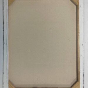 Puede incluir: Parte trasera de una obra de arte en lienzo estirado. El lienzo es de color beige claro, estirado sobre un marco de madera. El marco es visible, con el lienzo envuelto alrededor de los bordes y grapado a la madera. Los bordes del marco est&aacute;n pintados de negro.