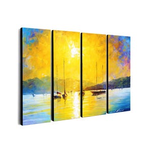 Puede incluir: Obra de arte en lienzo de cuatro paneles que representa una puesta de sol sobre el agua, con veleros y monta&ntilde;as. La pintura utiliza una paleta vibrante de amarillo, azul y naranja. El estilo es texturizado e impresionista.