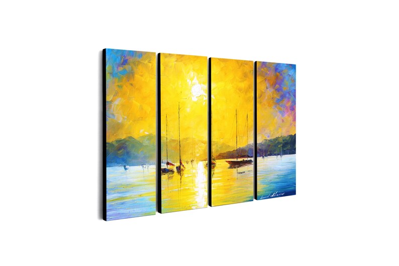 Puede incluir: Obra de arte en lienzo de cuatro paneles que representa una puesta de sol sobre el agua, con veleros y monta&ntilde;as. La pintura utiliza una paleta vibrante de amarillo, azul y naranja. El estilo es texturizado e impresionista.