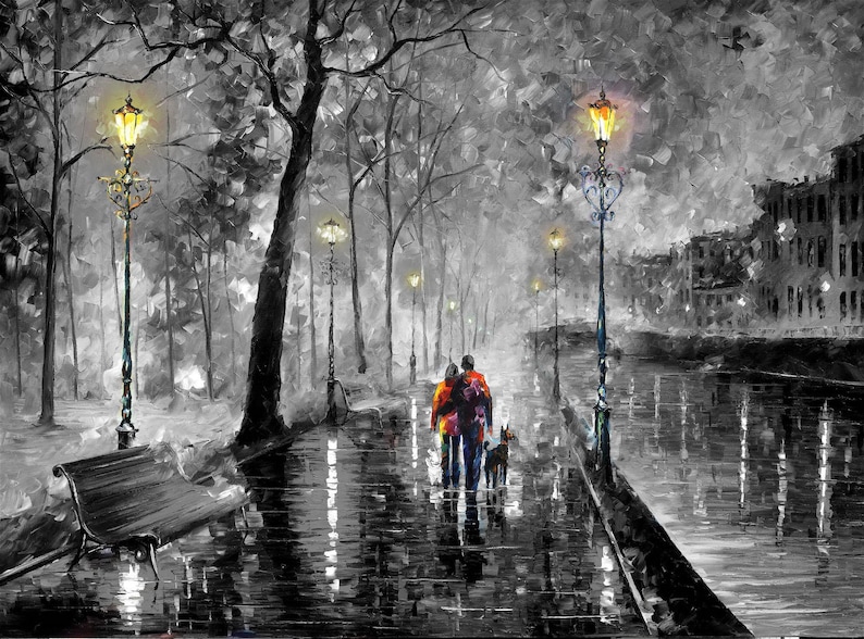 Puede incluir: Pintura en blanco y negro de una pareja caminando con un perro por una calle mojada por la noche. La escena est&aacute; iluminada por farolas ornamentadas. La pareja lleva abrigos coloridos y los edificios del fondo son en escala de grises.