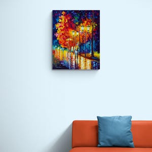 Peut inclure: Une peinture &agrave; l'huile repr&eacute;sente une sc&egrave;ne de rue vibrante et color&eacute;e. L'&oelig;uvre pr&eacute;sente un chemin bord&eacute; de lampadaires et d'arbres aux feuilles orange et rouges. Un couple se prom&egrave;ne sur le chemin, se refl&eacute;tant dans le pav&eacute; mouill&eacute;. Le ciel est bleu fonc&eacute;.
