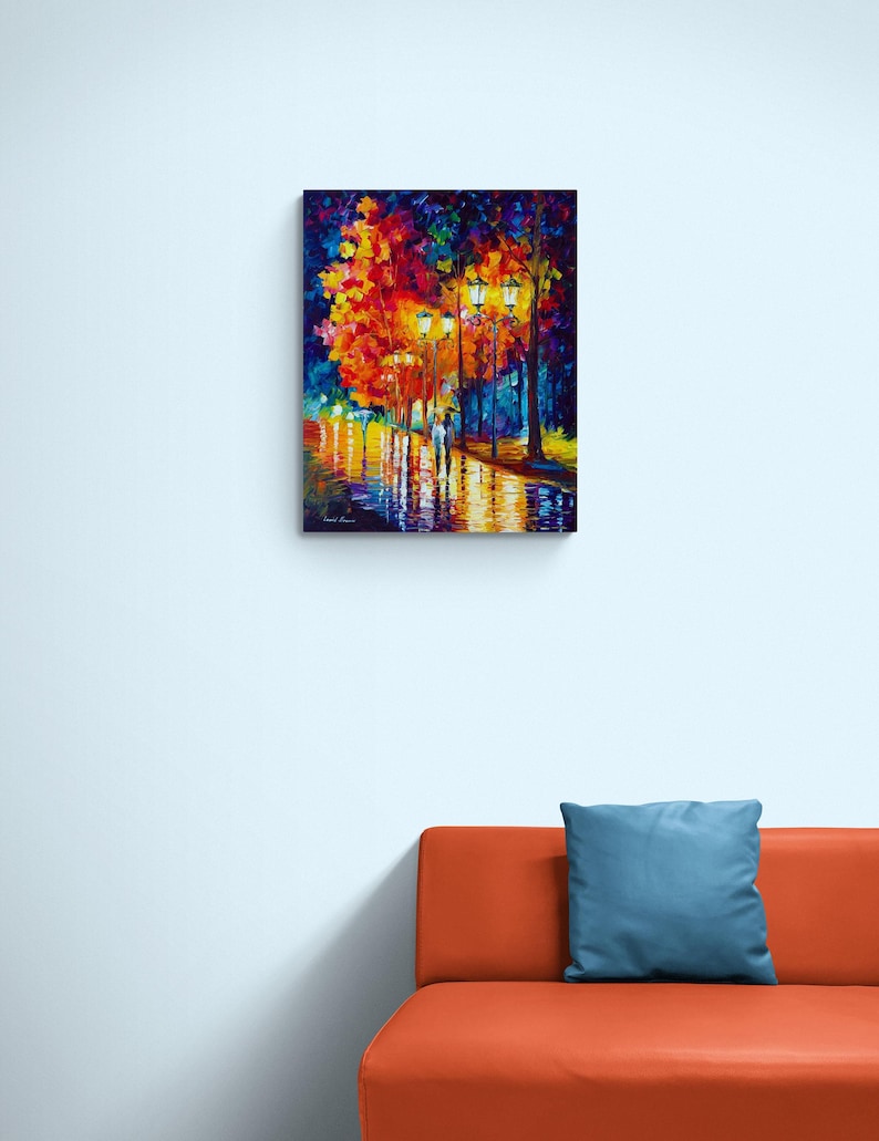 Peut inclure: Une peinture &agrave; l'huile repr&eacute;sente une sc&egrave;ne de rue vibrante et color&eacute;e. L'&oelig;uvre pr&eacute;sente un chemin bord&eacute; de lampadaires et d'arbres aux feuilles orange et rouges. Un couple se prom&egrave;ne sur le chemin, se refl&eacute;tant dans le pav&eacute; mouill&eacute;. Le ciel est bleu fonc&eacute;.