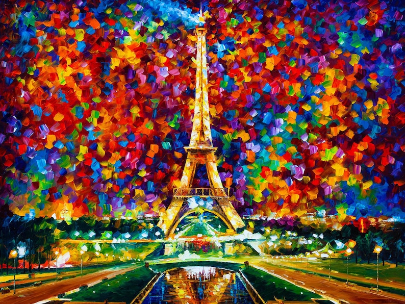 Pu&ograve; includere: Dipinto impressionista della Torre Eiffel a Parigi. La torre &egrave; dorata su uno sfondo di pennellate colorate nei toni del rosso, arancione, giallo, blu e viola. La scena comprende una piscina riflettente e sentieri illuminati.