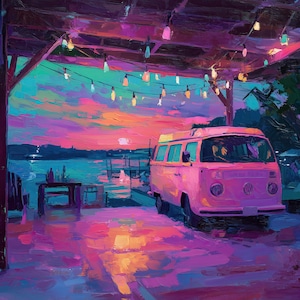 Könnte beinhalten: Ein impressionistisches Gemälde eines pinkfarbenen Vans unter einer Holzkonstruktion mit Lichterketten. Die Szene spielt in der Abenddämmerung mit einem lebendigen Himmel aus Rosa, Lila und Blau, der sich im Wasser und auf dem Boden spiegelt.