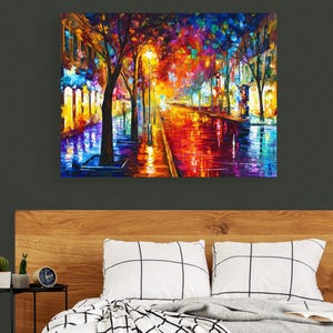 Pode incluir: Uma pintura a &oacute;leo vibrante retrata uma rua da cidade &agrave; noite, refletindo luzes coloridas em uma superf&iacute;cie molhada. A obra apresenta &aacute;rvores, edif&iacute;cios e postes de luz, com uma paleta de vermelhos, laranjas, azuis e amarelos.