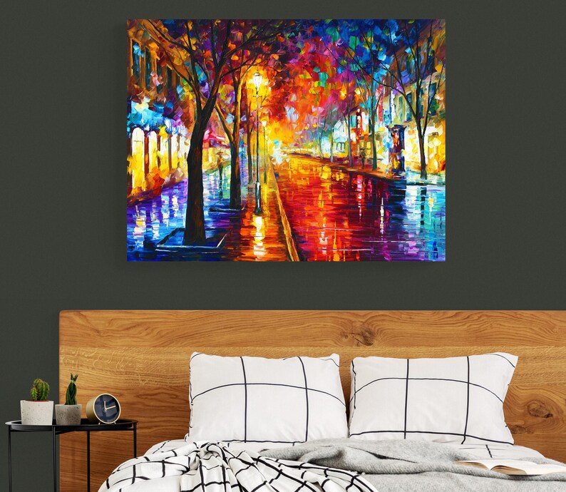Pode incluir: Uma pintura a &oacute;leo vibrante retrata uma rua da cidade &agrave; noite, refletindo luzes coloridas em uma superf&iacute;cie molhada. A obra apresenta &aacute;rvores, edif&iacute;cios e postes de luz, com uma paleta de vermelhos, laranjas, azuis e amarelos.