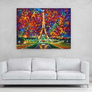 Pu&ograve; includere: Un dipinto colorato della Torre Eiffel di notte, con vibranti pennellate nei toni del rosso, arancione, giallo e blu. L'opera d'arte &egrave; esposta sopra un divano bianco in un moderno salotto.