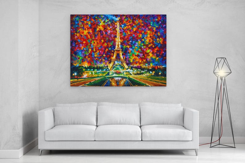 Pu&ograve; includere: Un dipinto colorato della Torre Eiffel di notte, con vibranti pennellate nei toni del rosso, arancione, giallo e blu. L'opera d'arte &egrave; esposta sopra un divano bianco in un moderno salotto.