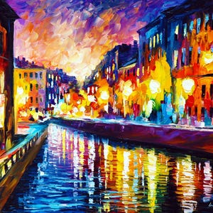 Pode incluir: Uma pintura impressionista de um canal da cidade à noite. Edifícios com janelas iluminadas margeiam a via navegável, refletindo na água azul escura. O céu é uma mistura de tons laranja, roxo e azul, com postes de luz amarelos brilhantes.