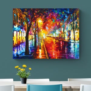 Pode incluir: Uma pintura a &oacute;leo vibrante retrata uma rua da cidade &agrave; noite. A estrada molhada reflete luzes coloridas. As &aacute;rvores alinham a rua, iluminada por postes de luz. O estilo impressionista cria uma atmosfera acolhedora.