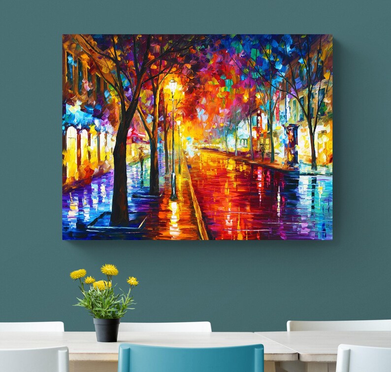 Pode incluir: Uma pintura a &oacute;leo vibrante retrata uma rua da cidade &agrave; noite. A estrada molhada reflete luzes coloridas. As &aacute;rvores alinham a rua, iluminada por postes de luz. O estilo impressionista cria uma atmosfera acolhedora.