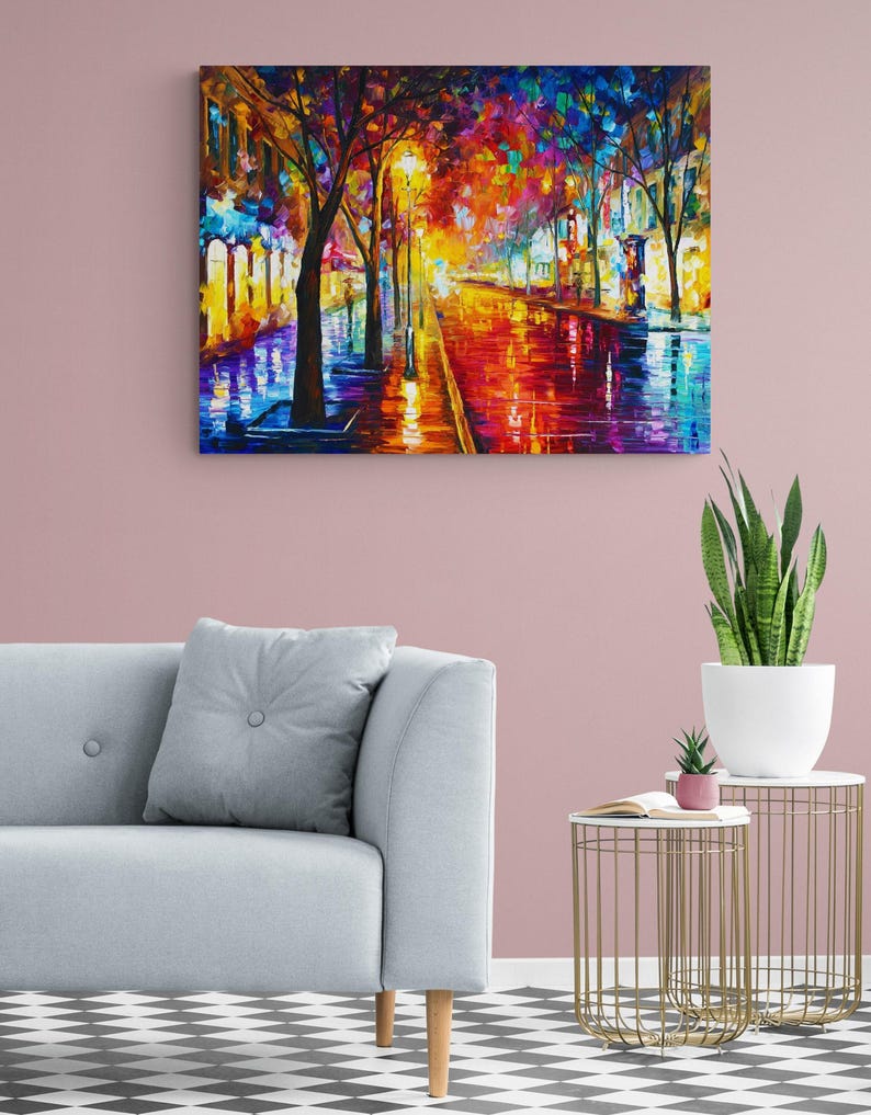 Pode incluir: Uma pintura a &oacute;leo vibrante retrata uma rua da cidade &agrave; noite, refletindo luzes coloridas em uma superf&iacute;cie molhada. A obra apresenta &aacute;rvores alinhando a rua, com uma paleta de vermelhos, laranjas, azuis e amarelos. A pintura est&aacute; pendurada em uma parede rosa.