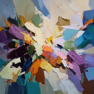 Könnte beinhalten: Abstraktes Ölgemälde mit einer dynamischen Komposition aus Pinselstrichen. Das Kunstwerk zeigt eine lebendige Farbpalette, darunter Schattierungen von Lila, Orange, Blau und Gelb. Die strukturierte Oberfläche und die kräftigen Striche erzeugen ein Gefühl von Bewegung und Tiefe.