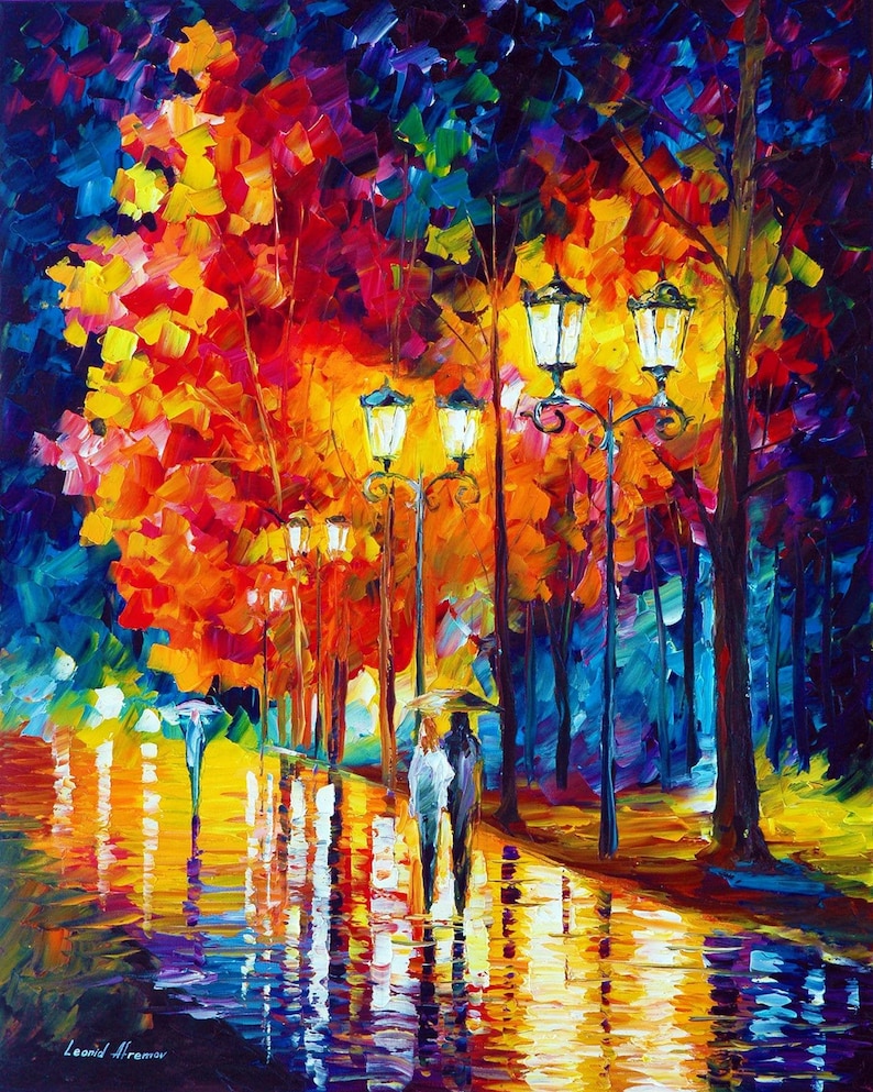 Peut inclure: Peinture impressionniste d'une sc&egrave;ne de rue pluvieuse la nuit. L'&oelig;uvre pr&eacute;sente des couleurs vives, notamment orange, jaune, bleu et violet. Des lampadaires &eacute;clairent un couple marchant sous un parapluie, se refl&eacute;tant dans le pav&eacute; mouill&eacute;.