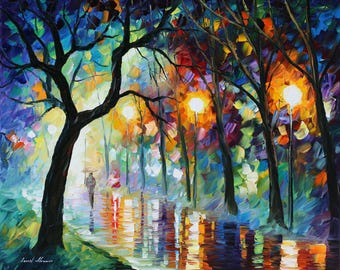 Puede incluir: Pintura impresionista de una escena nocturna lluviosa. Una persona con un paraguas camina por un camino mojado, reflejando el brillo de las farolas. La obra presenta una paleta de azules, verdes, naranjas y morados, con siluetas de árboles oscuros.