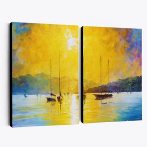 Puede incluir: Una obra de arte en lienzo de dos paneles que representa una puesta de sol sobre una bah&iacute;a. La obra presenta veleros, monta&ntilde;as y una vibrante paleta de colores amarillos, azules y morados. La pintura tiene un estilo texturizado e impresionista.