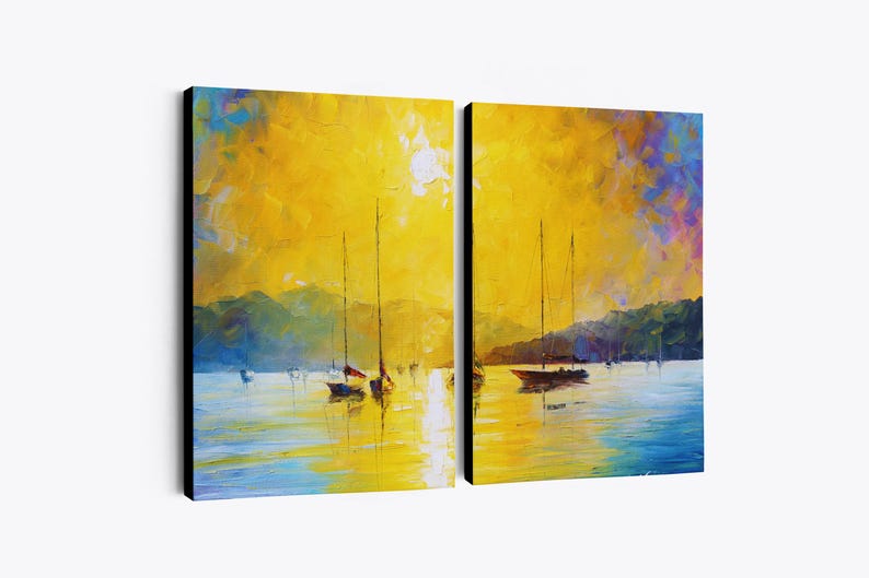 Puede incluir: Una obra de arte en lienzo de dos paneles que representa una puesta de sol sobre una bah&iacute;a. La obra presenta veleros, monta&ntilde;as y una vibrante paleta de colores amarillos, azules y morados. La pintura tiene un estilo texturizado e impresionista.