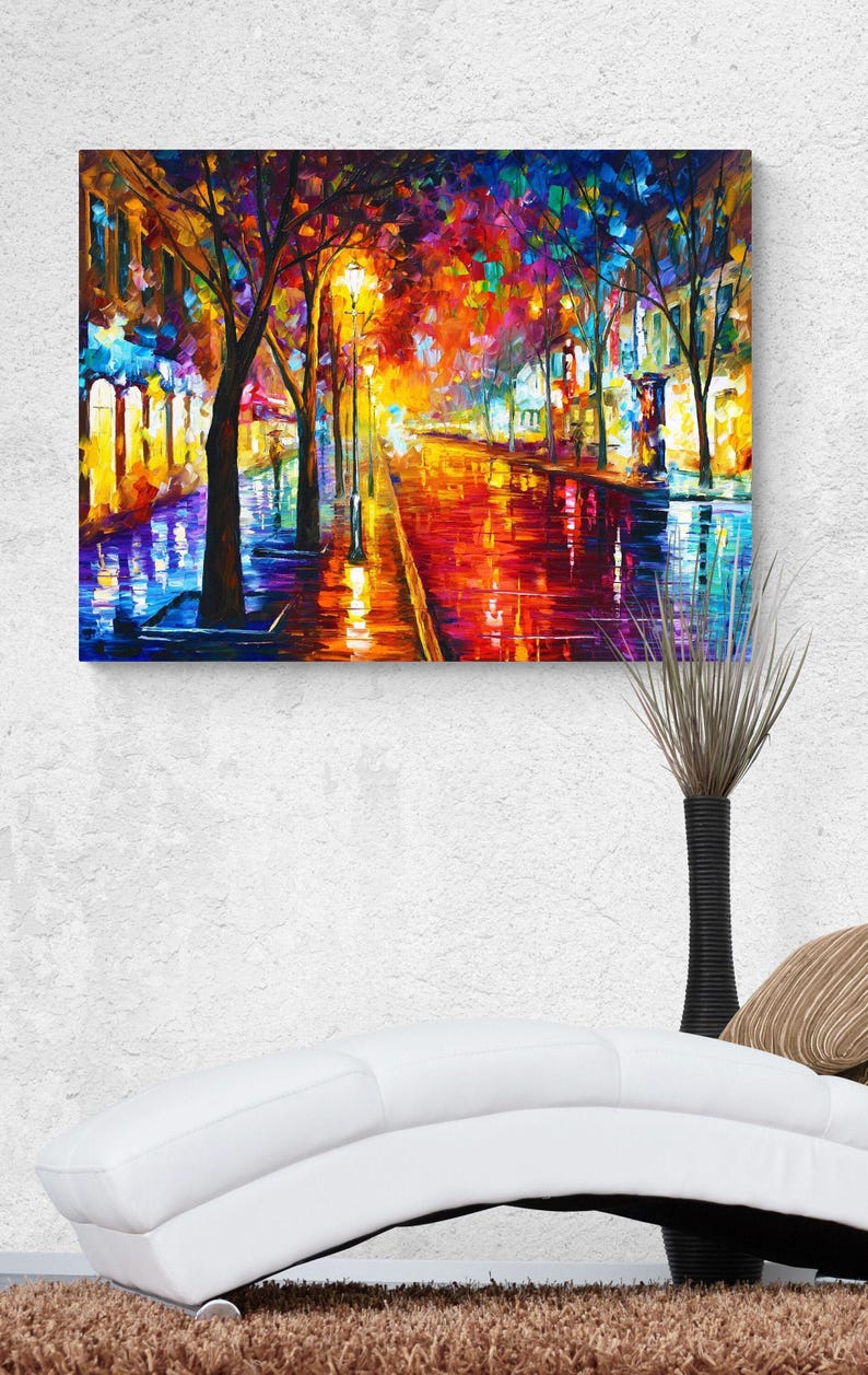 Pode incluir: Uma pintura a &oacute;leo vibrante retrata uma rua da cidade &agrave; noite, refletindo luzes coloridas em pavimento molhado. A obra apresenta uma paleta de azuis, laranjas, amarelos e roxos, com &aacute;rvores silhuetadas ao longo da rua.