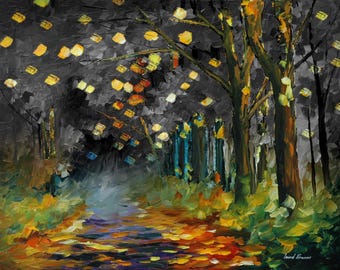Puede incluir: Pintura al óleo impresionista de un sendero forestal nocturno. La obra presenta un fondo oscuro y texturizado con árboles y un camino cubierto de hojas de otoño. Luces amarillas y naranjas salpican los árboles.