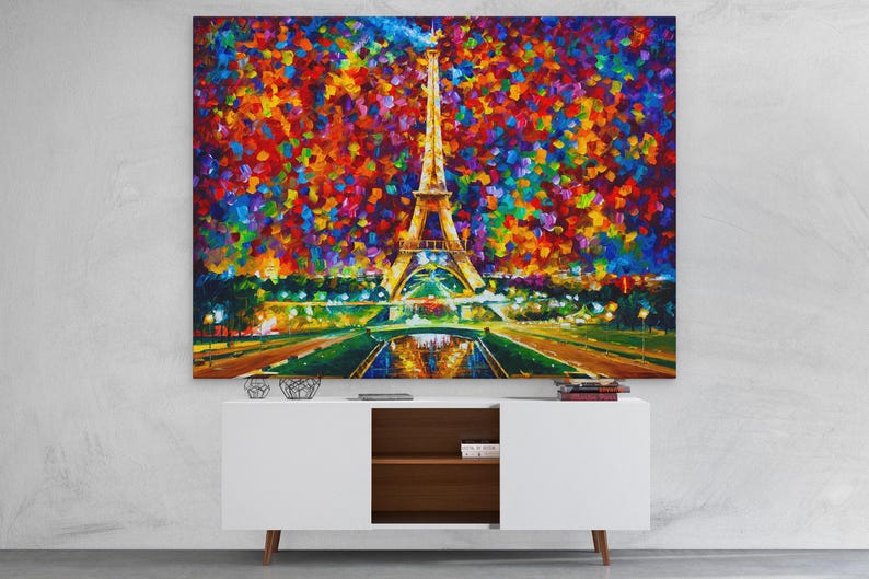 Pu&ograve; includere: Un dipinto vibrante e impressionistico della Torre Eiffel a Parigi, Francia, con uno stile colorato e astratto. L'opera presenta l'iconica torre illuminata contro uno sfondo di pennellate vivaci e colorate. Il dipinto &egrave; esposto sopra un mobile bianco.