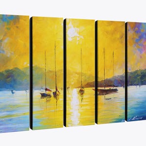 Puede incluir: Obra de arte en lienzo de cinco paneles que representa una puesta de sol sobre un mar en calma con veleros. La obra presenta una paleta vibrante de tonos amarillos, azules y morados, con el reflejo del sol en el agua.