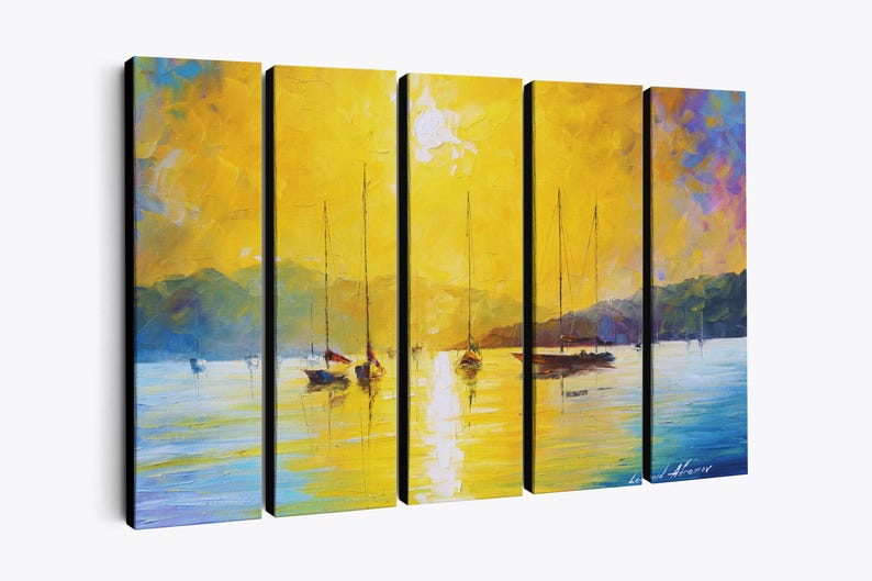 Puede incluir: Obra de arte en lienzo de cinco paneles que representa una puesta de sol sobre un mar en calma con veleros. La obra presenta una paleta vibrante de tonos amarillos, azules y morados, con el reflejo del sol en el agua.