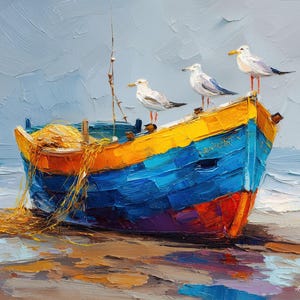 Puede incluir: Pintura al óleo de un colorido barco de pesca en una playa arenosa con tres gaviotas posadas en el borde. El barco está pintado en tonos azules, amarillos y rojos, con una pila de cuerdas y un mástil. El fondo muestra el mar y el cielo.