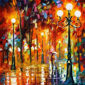 Pode incluir: Uma pintura impressionista de uma cena de rua chuvosa à noite. A obra apresenta postes de luz altos e pretos com orbes de luz brilhante, refletindo no pavimento molhado. Uma pessoa com um guarda-chuva caminha pela rua, cercada por árvores coloridas.