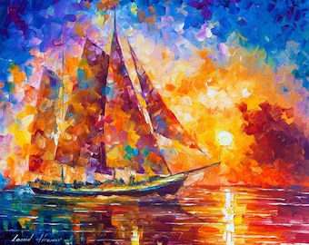 Può includere: Un vivace dipinto a olio raffigura una barca a vela sull'acqua, con pennellate colorate. Il cielo passa dal blu all'arancione e al giallo, suggerendo un tramonto. Le vele della barca sono di tonalità viola e arancioni. La firma dell'artista è visibile.