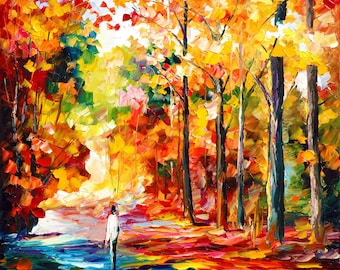 Puede incluir: Pintura impresionista de un bosque en otoño. La obra presenta a una persona con abrigo blanco de pie en un camino. Los árboles están pintados con vibrantes tonos de naranja, amarillo y rojo, con un camino azul y verde.
