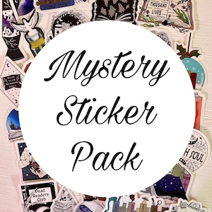 Peut inclure: Un ensemble d'autocollants variés sur fond blanc. Les autocollants présentent des thèmes liés aux livres, avec des textes tels que « Mystery Sticker Pack », « Dead Readers Club » et « I am a Reader ». Des illustrations de livres, de fantômes et d'éléments célestes sont également présentes.