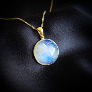 Colgante de piedra lunar arcoíris natural, colgante de piedra lunar arcoíris en oro amarillo macizo de 14 quilates, piedra natal de junio, regalo de San Valentín, joyería de piedra lunar
