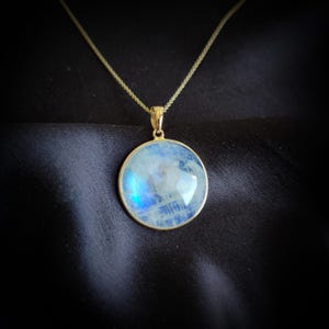 Colgante de piedra lunar arcoíris natural, colgante de piedra lunar arcoíris en oro amarillo macizo de 14 quilates, piedra natal de junio, regalo de San Valentín, joyería de piedra lunar