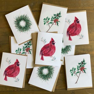 Tarjetas navideñas: juego variado de impresiones artísticas originales de acuarela de 9 tarjetas y sobres Kraft que incluyen 3 de cada uno de los siguientes: corona, cardenal y acebo