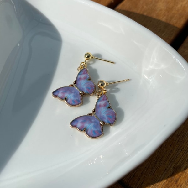 Butterfly Earring purple / Ohrring mit Schmetterlings-Anhänger in bunt, lila