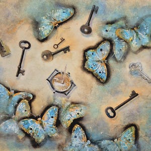 Peut inclure: Peinture à l'aquarelle représentant plusieurs papillons bleus aux motifs d'ailes complexes, dispersés avec des clés anciennes et une petite horloge. L'œuvre a une esthétique vintage avec des couleurs douces et fondues.