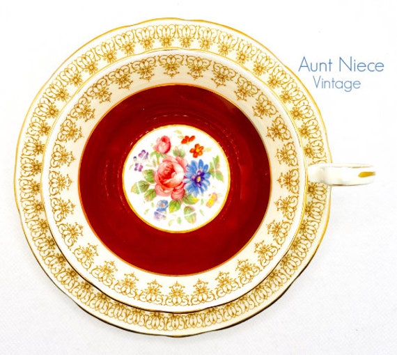 Vintage teacup and saucer  Aynsley Red with ornate gold trim, Floral Gold daisy chain | Vintage Aynsley Bone china B4680 c. 1940s
