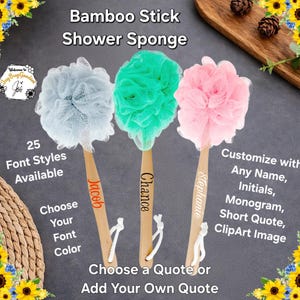 Op de afbeelding: Drie douche-sponzen met bamboestok in lichtblauw, groen en roze. Elke spons heeft een houten handvat met een naam erop gedrukt. De afbeelding bevat de tekst "Bamboo Stick Shower Sponge" en "Aanpassen met elke naam, initialen, monogram, korte quote, ClipArt-afbeelding."
