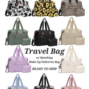 Puede incluir: Colección de bolsas de viaje con neceseres a juego. Los diseños incluyen estampado de vaca en blanco y negro, girasoles amarillos sobre negro, estampado de leopardo, verde oliva, negro, beige, lavanda, blanco, azul claro, floral y rosa.