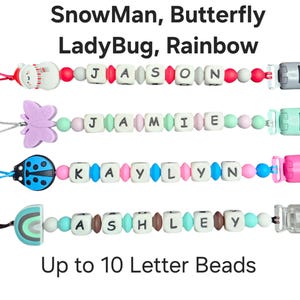 Könnte beinhalten: Personalisierte Schnullerhalter mit Namen, mit Schneemann-, Schmetterlings-, Marienkäfer- und Regenbogen-Designs. Jeder Halter enthält Buchstabenperlen mit Namen wie Jason, Jamie, Kaylyn und Ashley. Die Halter haben verschiedene Perlen- und Clip-Farboptionen.